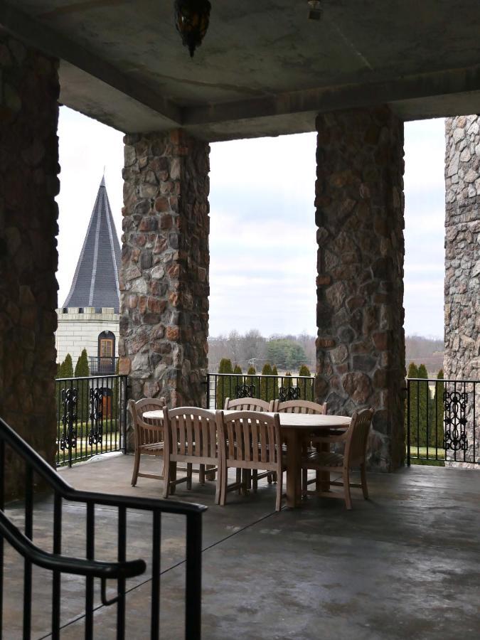 Kentucky Castle Hotel Versailles Exterior photo